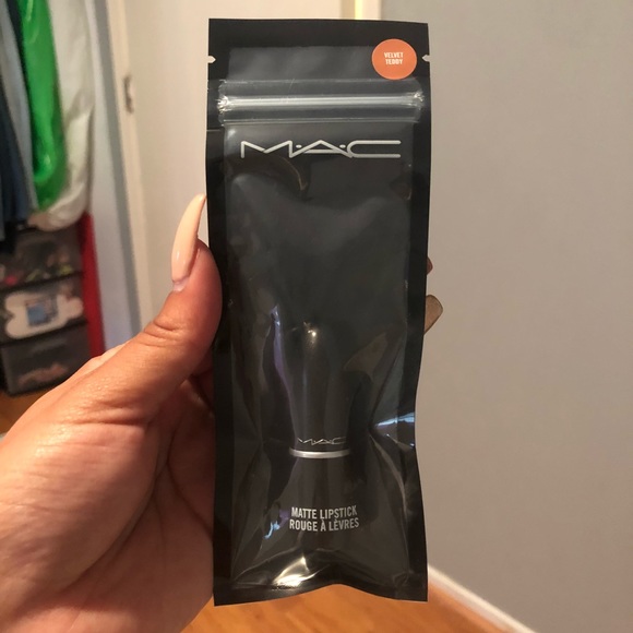 Mini Mac Lipstick in the color Velvet Teddy - Picture 2 of 2